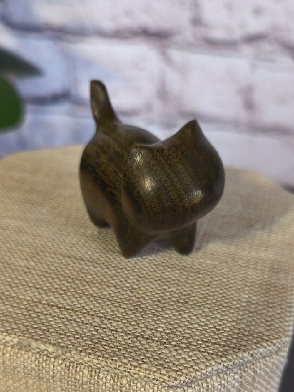 Wooden hand carved cat statue figurine kitty, tail up prancing - Picture 6 of 13